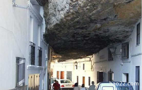 世界上最危险的小镇赛特尼尔，岩石为顶的峡谷小镇 