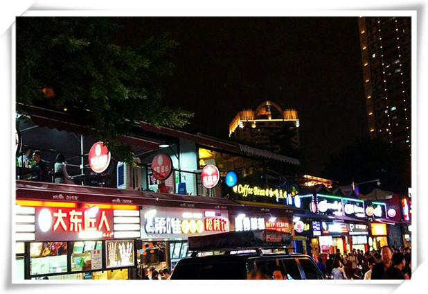 重庆必去的美食街排行榜，重庆本地人吃的小吃街在哪 